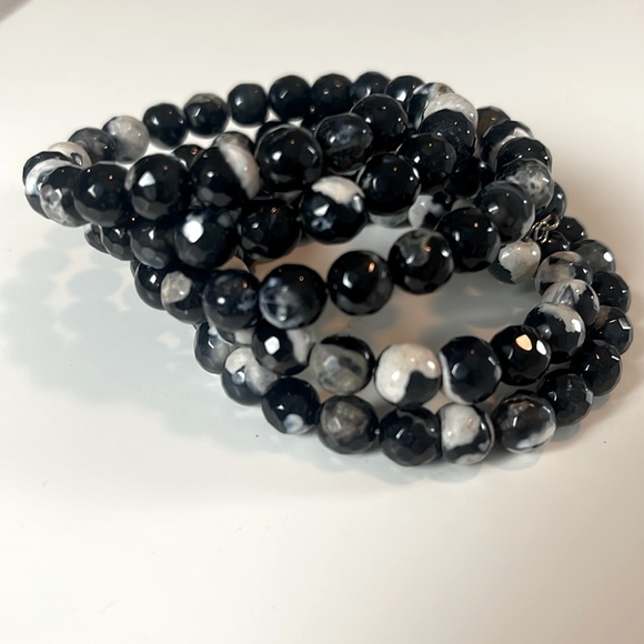 SAVVY CIE BLACK & IVORY AGATE COIL WRAP BRACELET - Picture 3 of 4